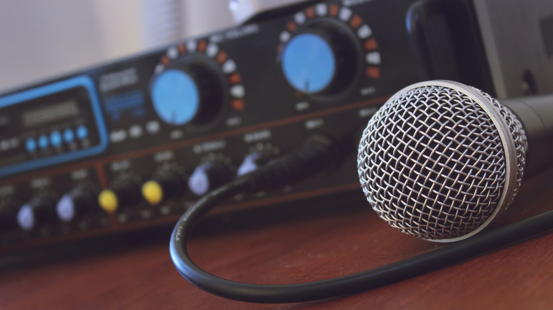 tilt shift photography of microphone